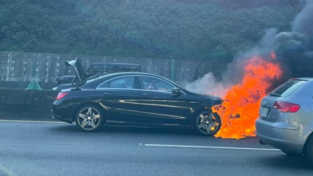 國道發生火燒車事故。（圖／翻攝自記者爆料網）
