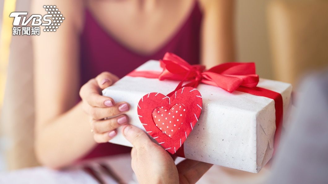許多情侶都會送禮物給另一半。（示意圖／shutterstock達志影像）