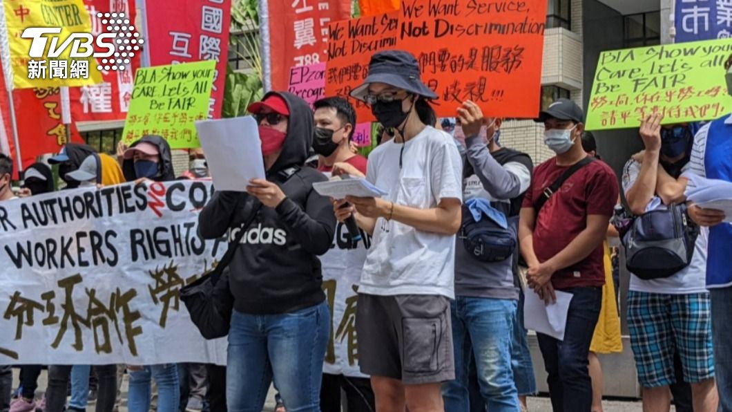 TIWA台灣國際勞工協會25日與多名移工在高雄市政府四維行政中心前抗議。（圖／中央社）