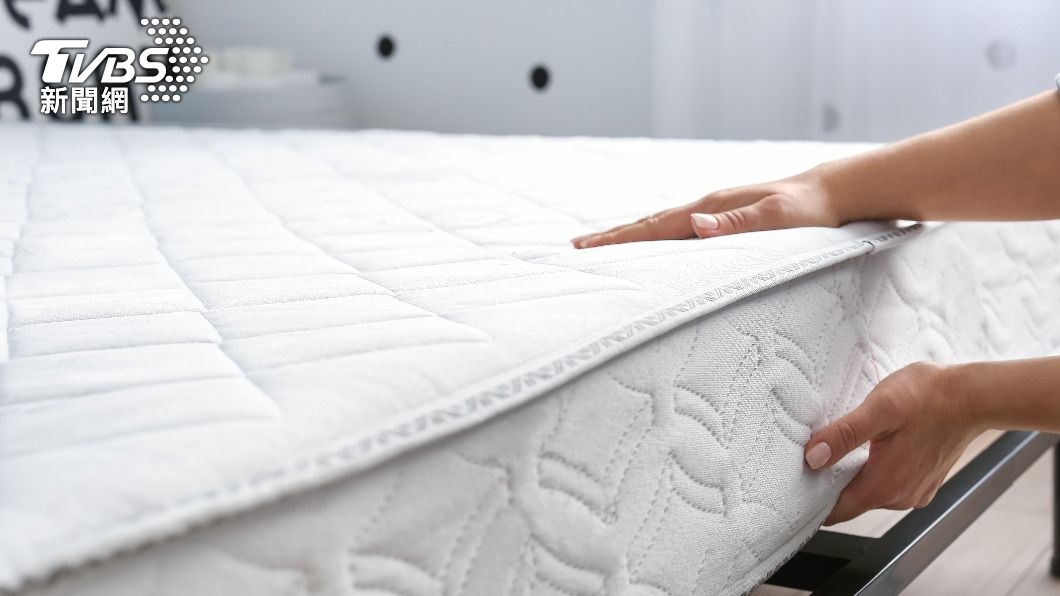 有家具行員工分享，客人抱怨10前購買的床墊難睡。（示意圖／shutterstock達志影像）