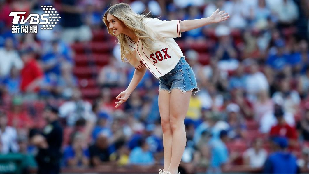 美國女星席德妮史威尼（Sydney Sweeney），23日受邀至芬威球場替紅襪開球。（圖／達志影像美聯社）