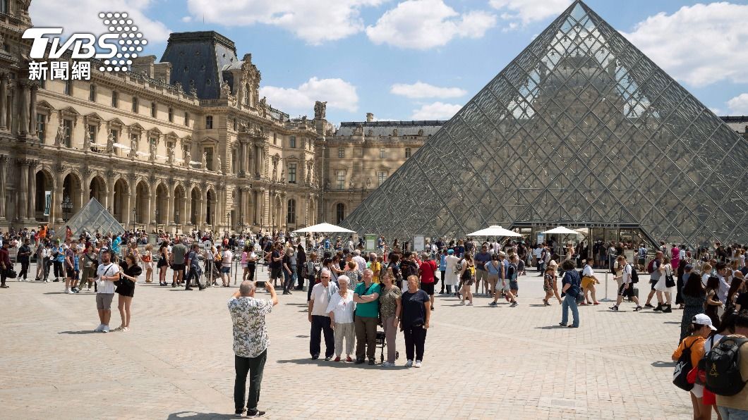 法國巴黎羅浮宮前聚集大量遊客。（圖／達志影像美聯社）