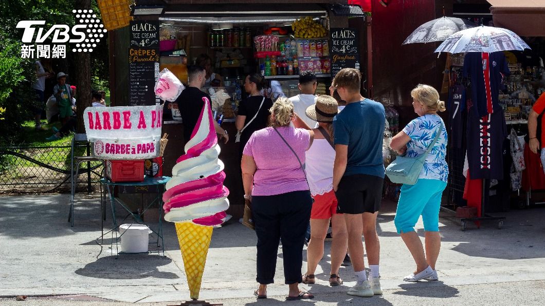 頂著大熱天，巴黎民眾排隊買冰淇淋消暑。（圖/達志影像美聯社）