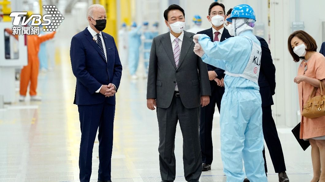美國總統拜登今年五月與尹錫悅一同參觀三星工廠。（圖／達志影像美聯社）