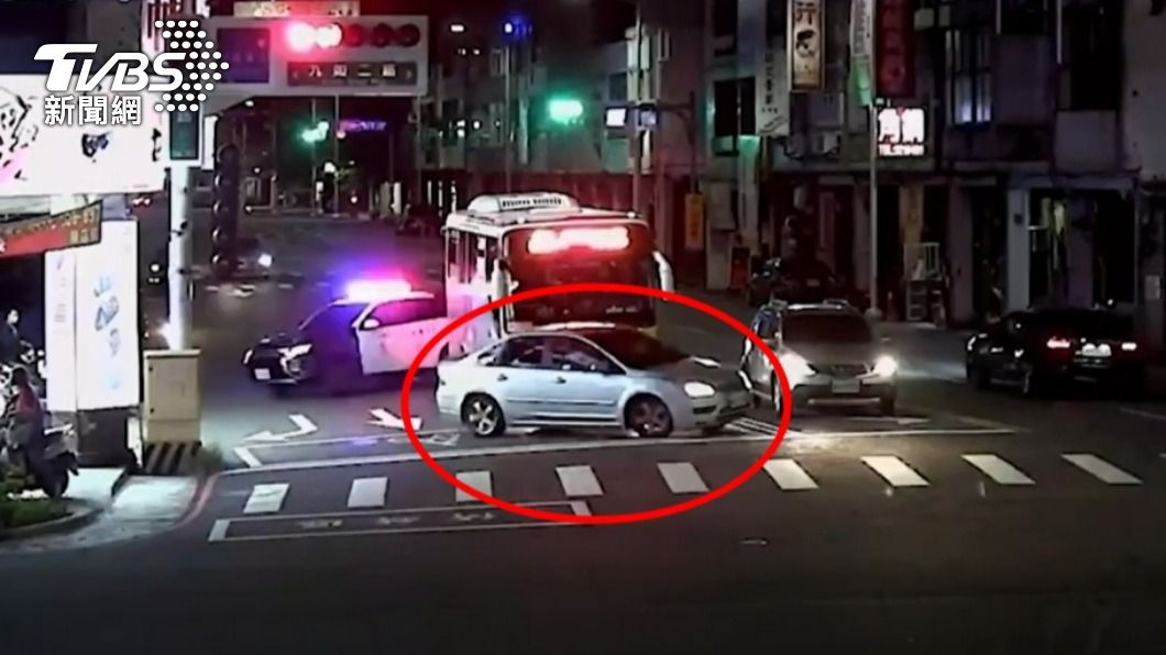 高雄酒駕犯意圖撞警，繞紅燈車陣跑。（圖／TVBS）