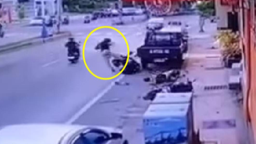 騎士自撞後彈飛到車道中。（圖／翻攝自重機車友各區路況天氣回報中心 臉書）