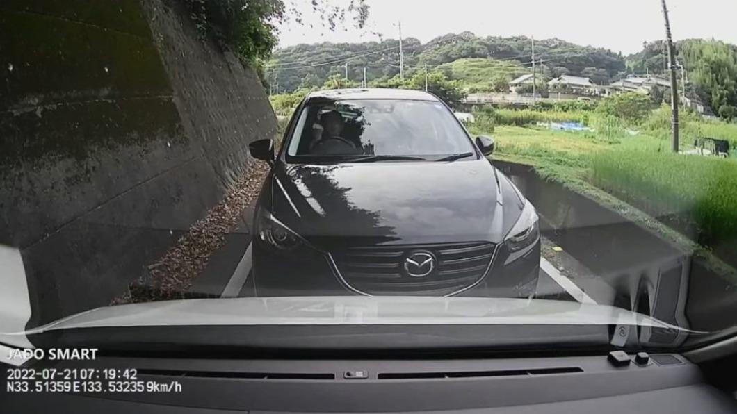 日本網友在Twitter上分享行車記錄器拍下猜拳看誰先讓路的經過。（圖／翻攝自Twitter@YamaMoto3700）