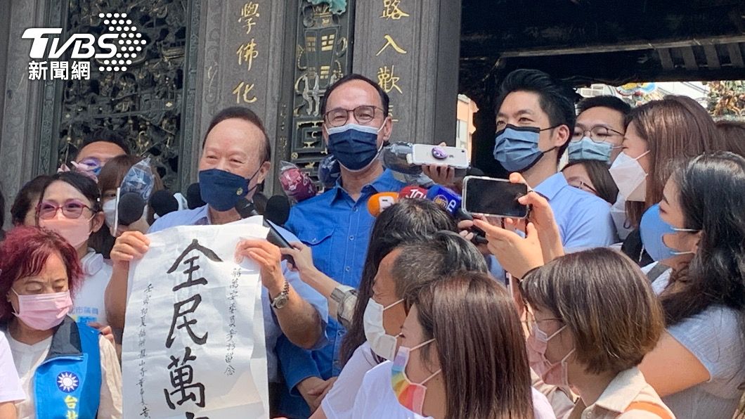 國民黨主席朱立倫陪同台北市長參選人蔣萬安參拜龍山寺。（圖／TVBS）