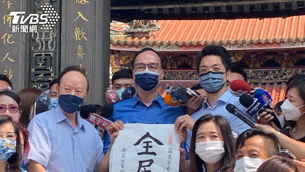 國民黨主席朱立倫今早陪同台北市長參選人蔣萬安參拜龍山寺。（圖／TVBS）