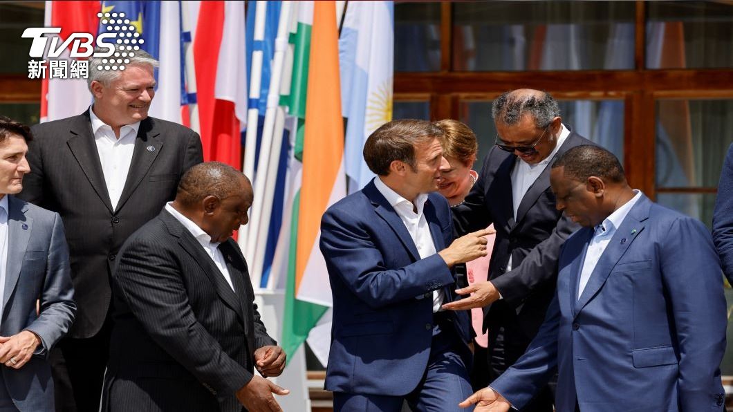 法國總統馬克洪前往西非三國訪問，25日晚間抵達第一站喀麥隆。(圖 / 路透社)