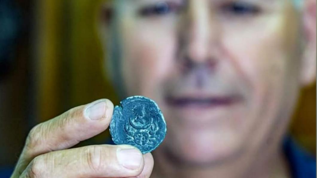 以色列發現稀有古硬幣。（圖／翻攝自Israel Antiquities Authority FB）