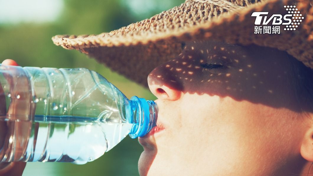多喝水可以防範熱傷害。（示意圖／shutterstock達志影像）