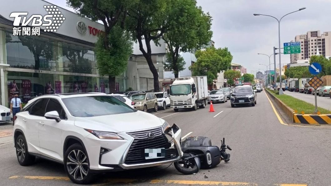 兩車在車廠門口發生碰撞。（圖／TVBS）