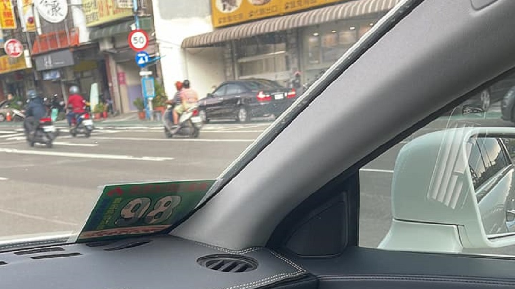一名網友分享日前開車加完油後離開發現擋風玻璃上夾著一張神秘小卡。（圖／翻攝自爆廢公社）