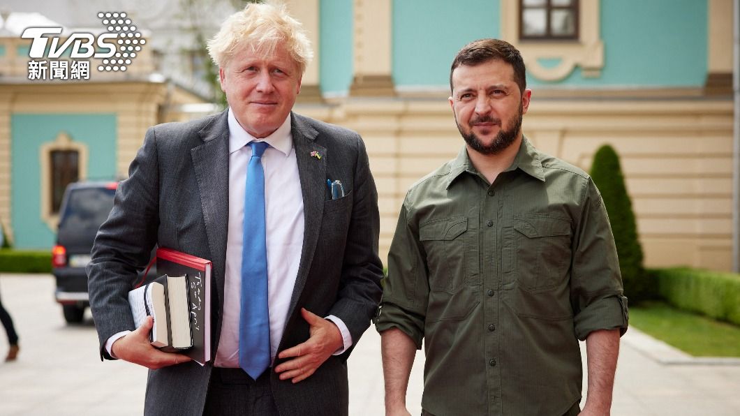 親自前往基輔與澤倫斯基(右)會面的英國首相強生。（圖/達志影像路透社）