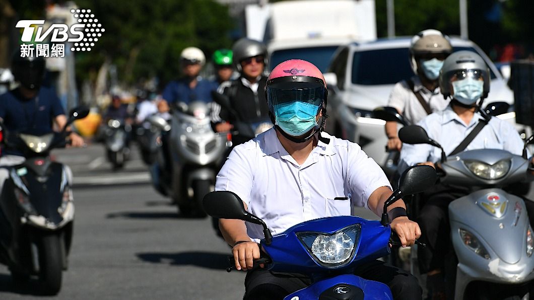指揮中心宣布口罩鬆綁現在騎車可以不用戴口罩了。（示意圖／shutterstock 達志影像）