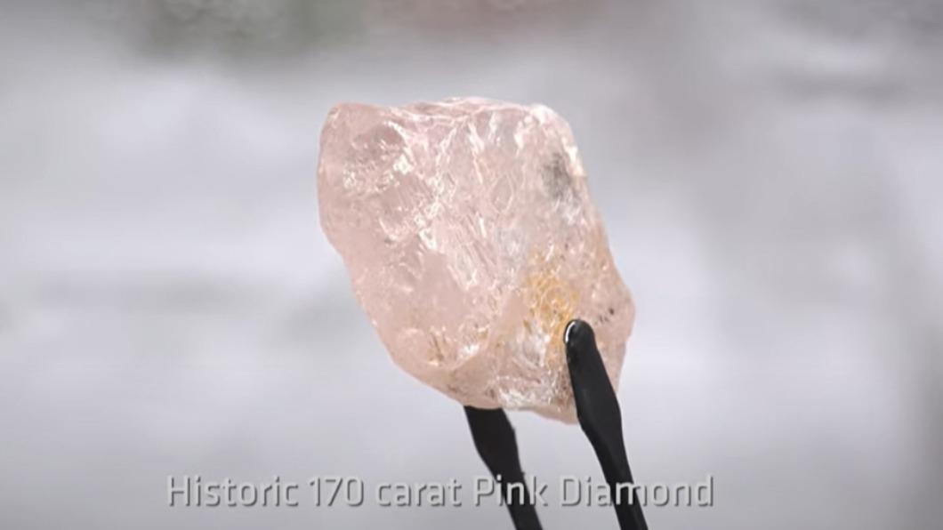安哥拉開採到罕見粉紅鑽石，重達170克拉，是3百年來最大。（圖／翻攝自Lucapa Diamonds YouTube）