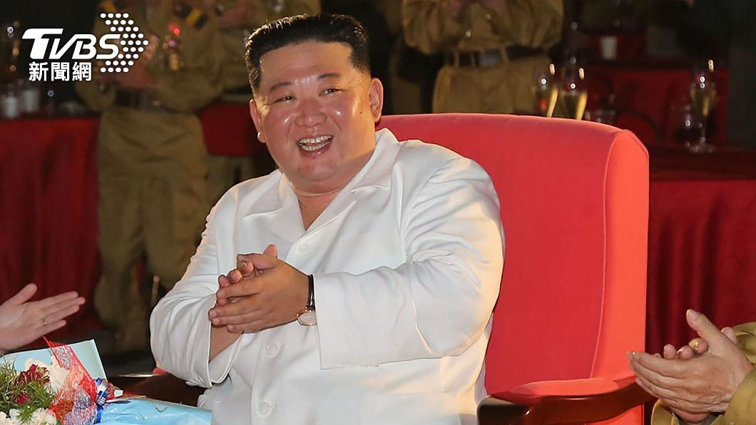 北韓領導人金正恩27日出席「戰勝節」紀念活動，慰勞老兵外也對外交政策發表談話。（圖／達志影像美聯社）