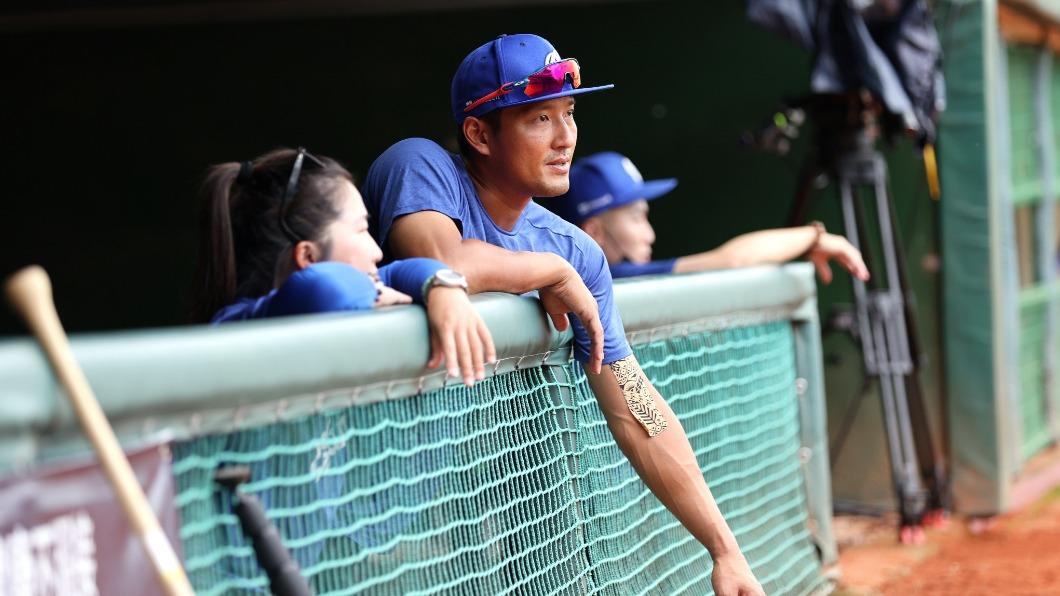 林哲瑄在新竹棒球場撲接飛球傷退。（圖／翻攝自富邦悍將臉書）