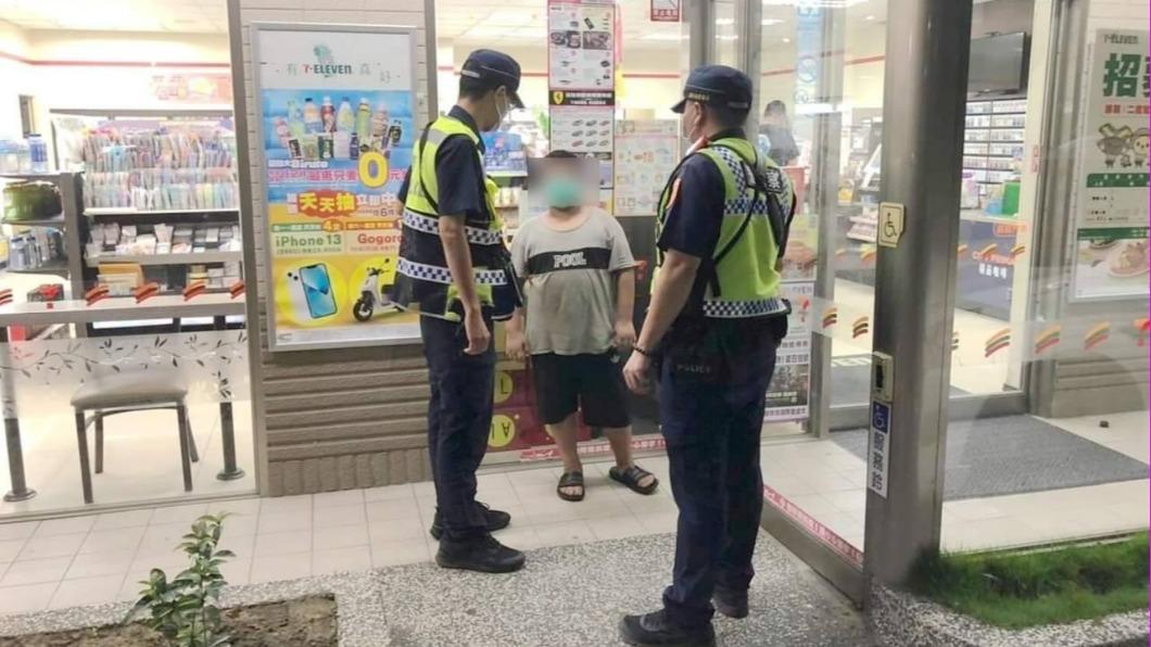 員警發現男童逗留在超商內。（圖／TVBS）