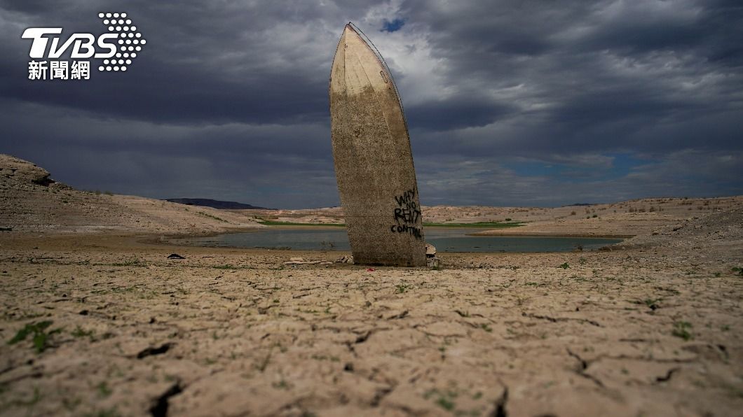 米德湖（Lake Mead）因乾旱水位驟降，湖中驚現人類遺骸與沉船。（圖／達志影像美聯社）