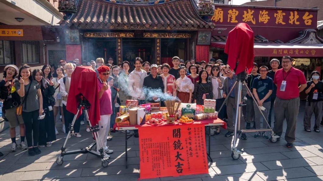 《車頂上的玄天上帝》（暫名）日前於迪化街的台北霞海城隍廟舉行開鏡儀式。（圖／甲上娛樂提供）