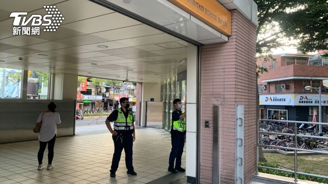 警方在捷運站周邊加強巡邏。（圖／TVBS）