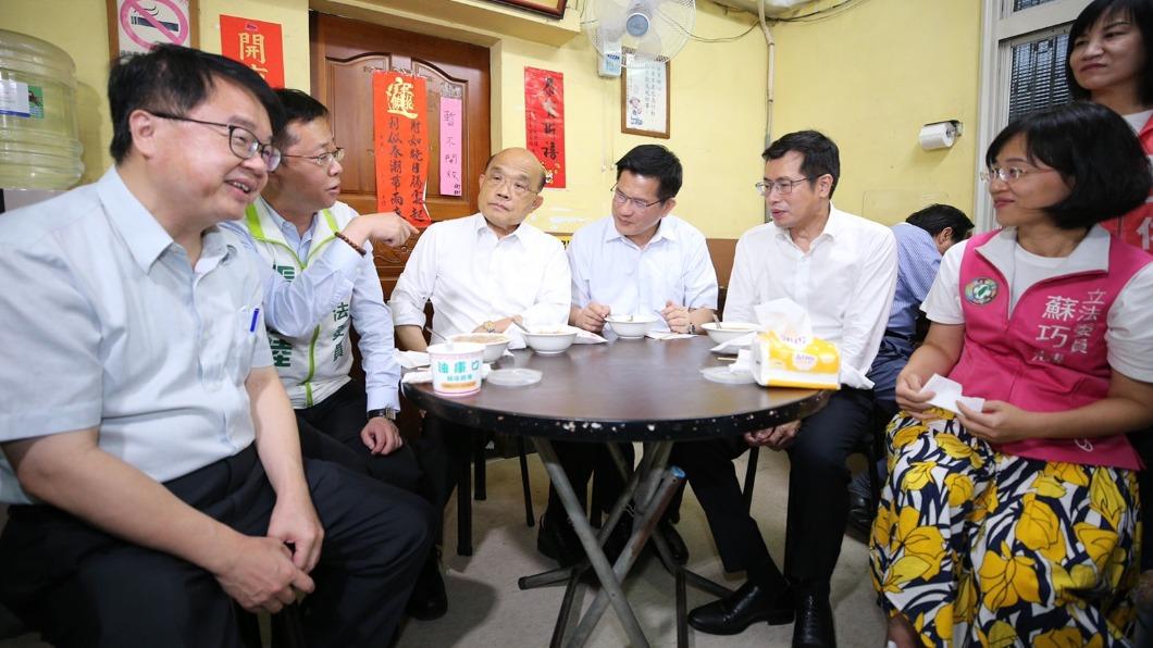 民進黨新北市長參選人林佳龍今（28）日找來行政院長蘇貞昌一起吃麵線。（圖／林佳龍辦公室提供）