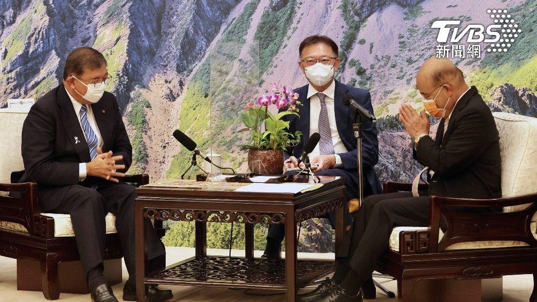 行政院長蘇貞昌（右）今天接見「思考日本安全保障議員之會」訪團。（圖／中央社）