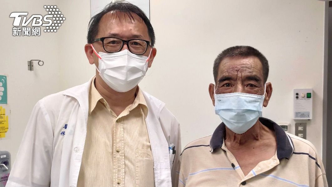 淡水馬偕完成首例新冠器官移植手術，肝臟醫學中心主任林俊昌和患者潘先生合影。（圖／院方提供）