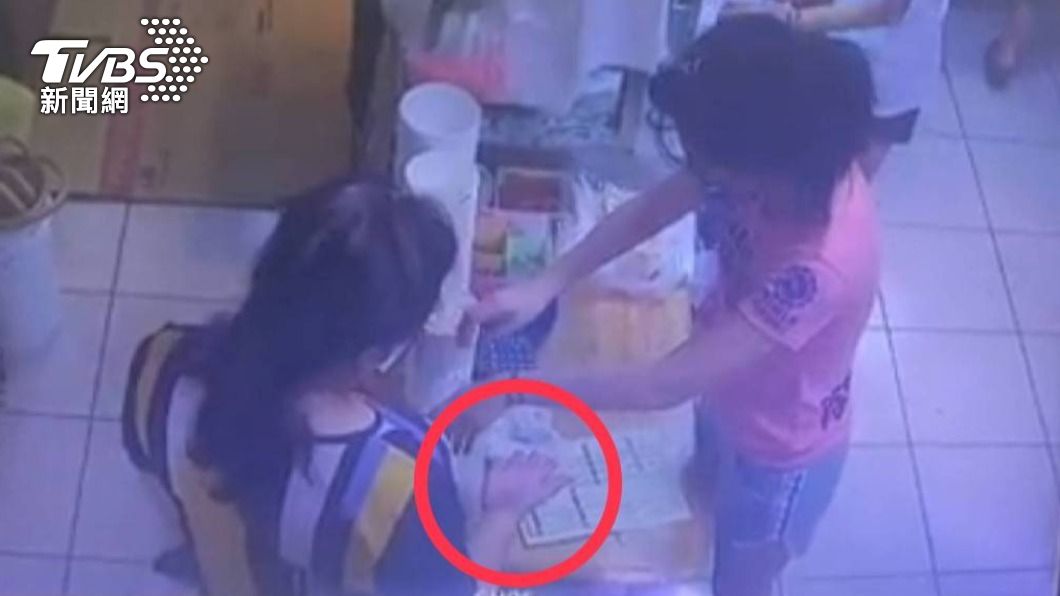 婦人趁店家忙碌 ，千元買餐騙找兩次錢，白吃還倒賺。