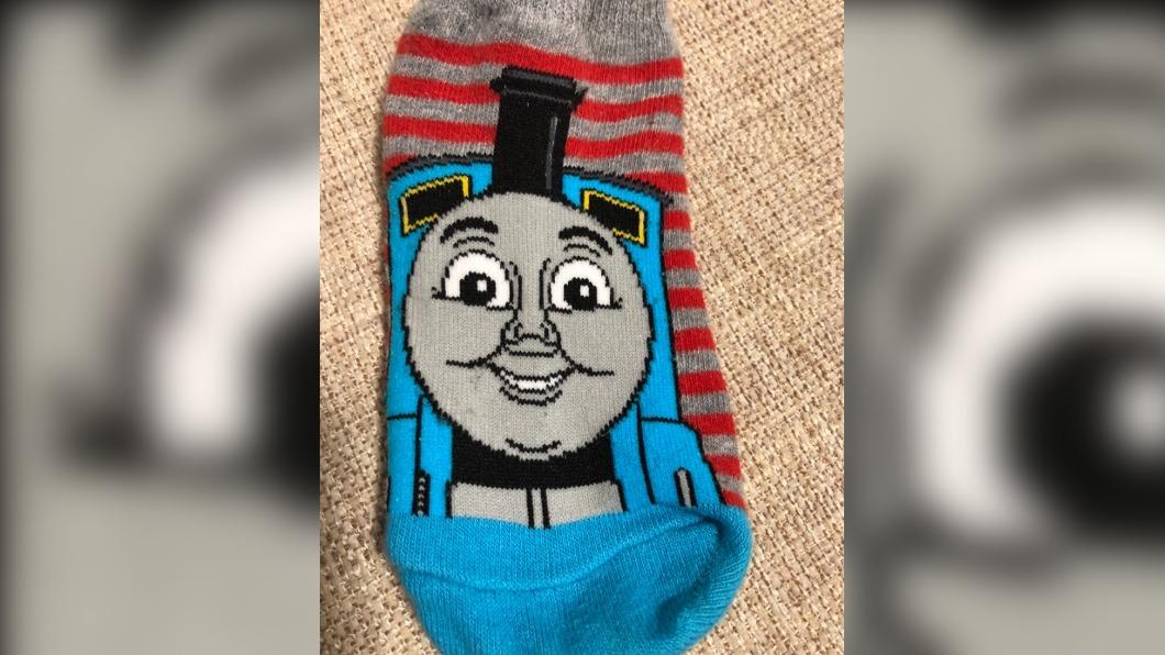 有日本家長買了湯瑪士小火車的襪子給家中小朋友穿。（圖／翻攝自＠dqmsldqmsld推特）
