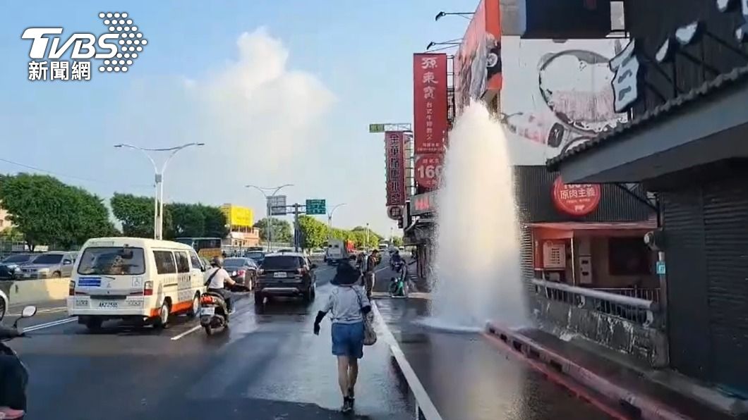 計程車撞斷消防栓，導致水柱猶如噴泉般噴出。（圖／TVBS）