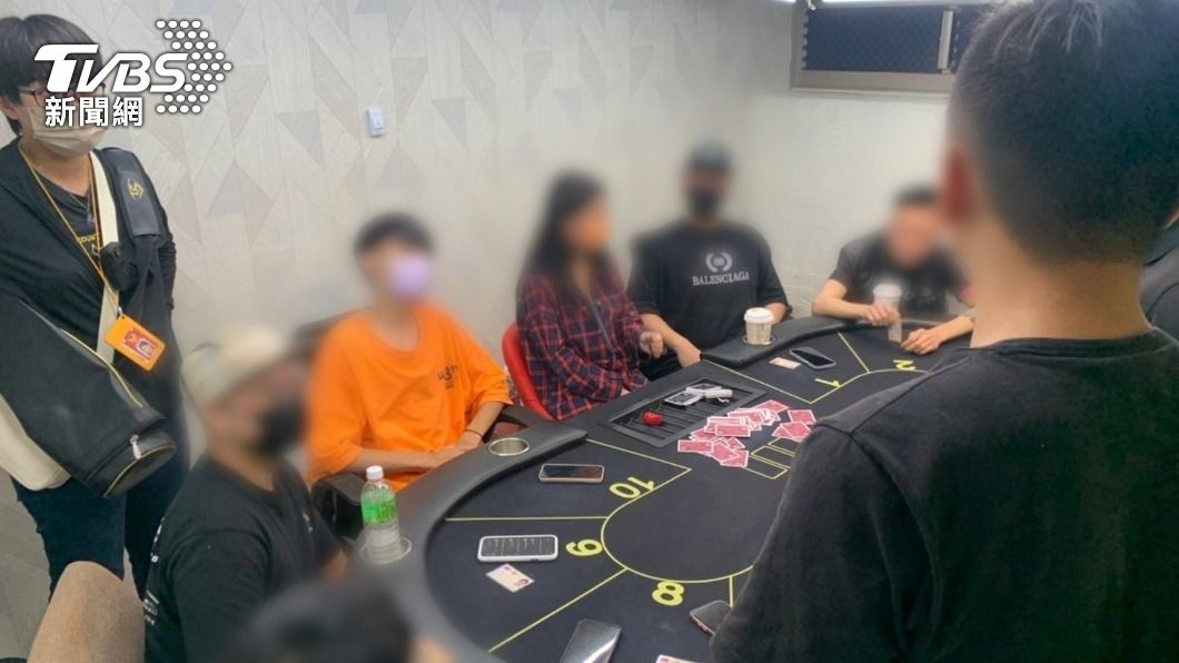警方日前破門攻堅一處德州樸克地下賭場，當場逮捕9名賭客。（圖／TVBS）