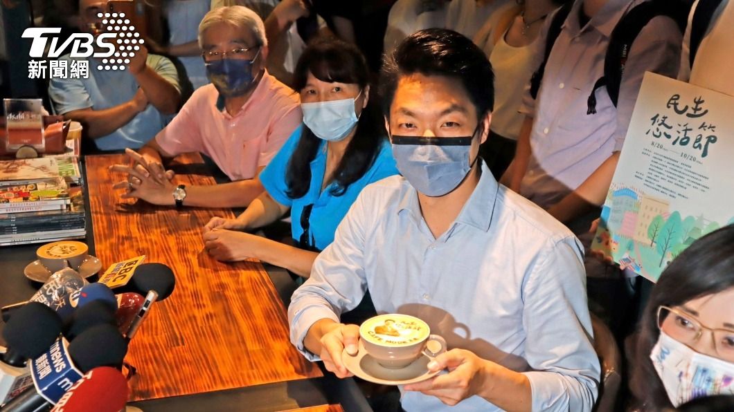 國民黨台北市長參選人蔣萬安28日下午出席「民生社區媽媽邀蔣萬安，一同喝咖啡、聊是非」活動。（圖／蔣萬安競辦提供）