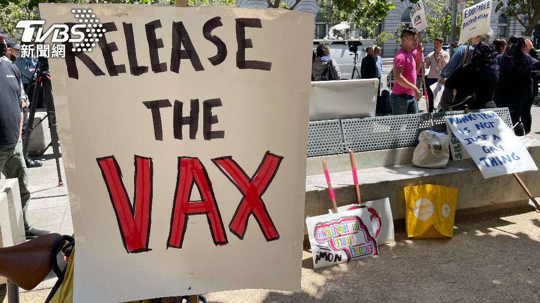 舊金山民眾手舉標語，呼籲政府釋出更多疫苗。（圖／達志影像美聯社）