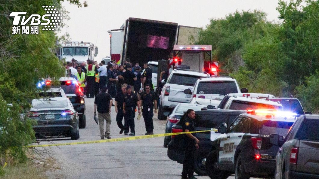 德州上個月底曾發生移民受困偷渡貨車，造成53人喪命的慘劇。（圖／達志影像路透社）