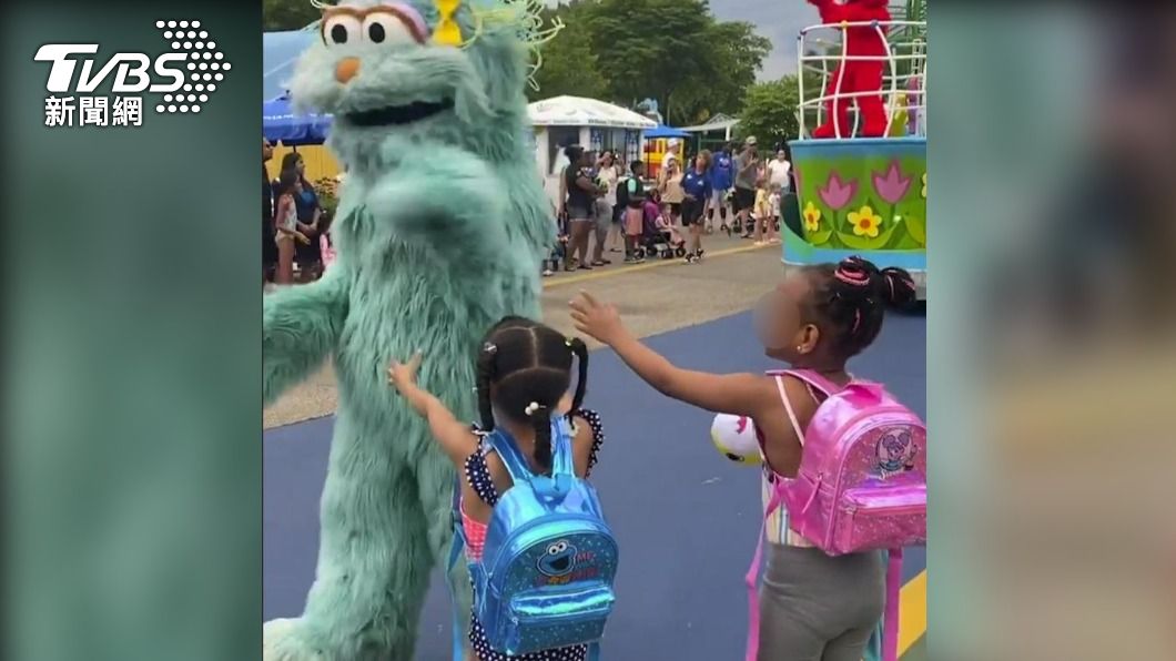 兩名6歲非裔女童在賓州的芝麻街主題樂園（Sesame Place）遊玩，卻疑遭到布偶的「刻意無視」。（圖／達志影像美聯社）