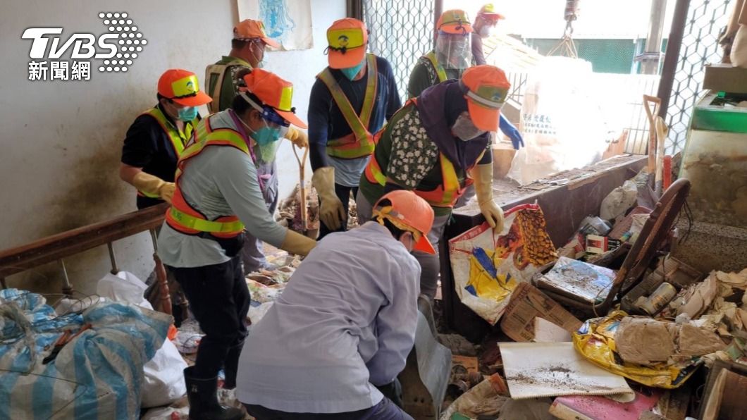 環保局共派出239名清潔隊員才清掃完「鼠窩」民宅。（圖／高雄市環保局提供）