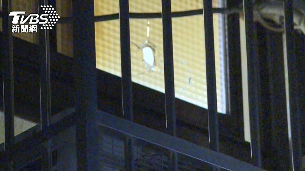 民宅玻璃遭鋼珠彈射破。（圖／TVBS）