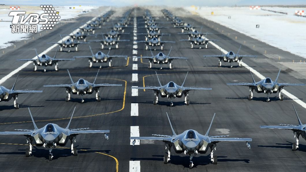 美軍出動多架F-34A表演「大象走路」的畫面超有氣勢。（圖／達志影像路透社）