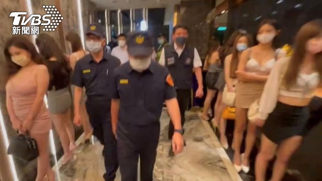 台北市警局長楊源明和員警一同前往酒店查緝。（圖／TVBS）