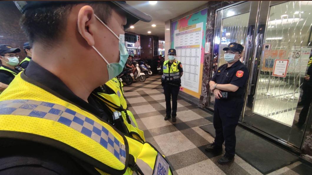 花蓮分局動員50多名警力，針對治安顧慮場所進行臨檢。(圖/TVBS)
