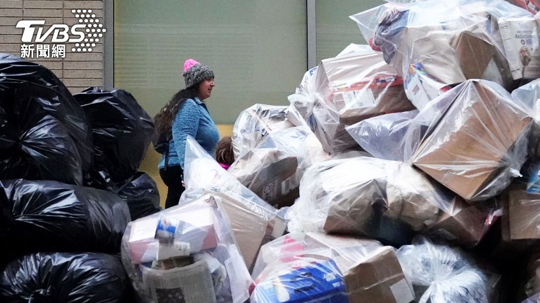 紐約市街頭經常能看見堆積如山的垃圾堆。（圖/達志影像路透社）