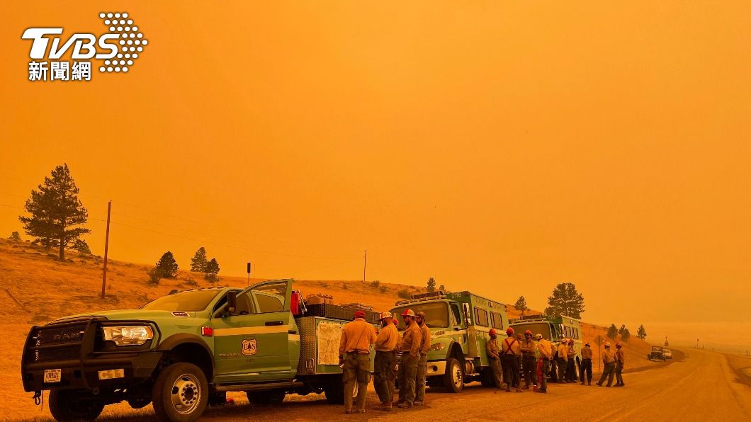 美國新墨西哥州近來受大火肆虐，天空被橘色的霧霾覆蓋。（圖／達志影像路透社）