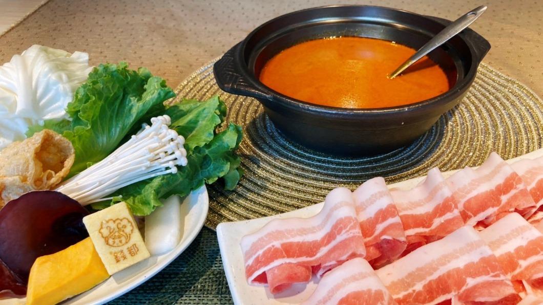 錢都日式涮涮鍋因應咖哩叻沙濃郁的湯頭，一次推出三款最適合搭配的套餐。（圖／業者提供）	