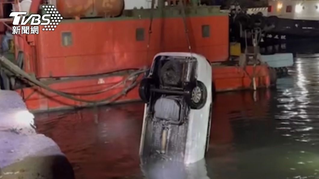桃園竹圍漁港發生人車落海意外。（圖／TVBS）