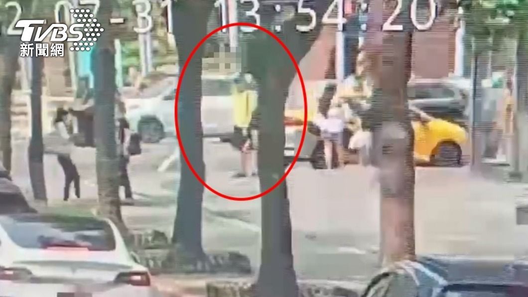 黃衣男在世貿對街持槍對空。（圖／TVBS）