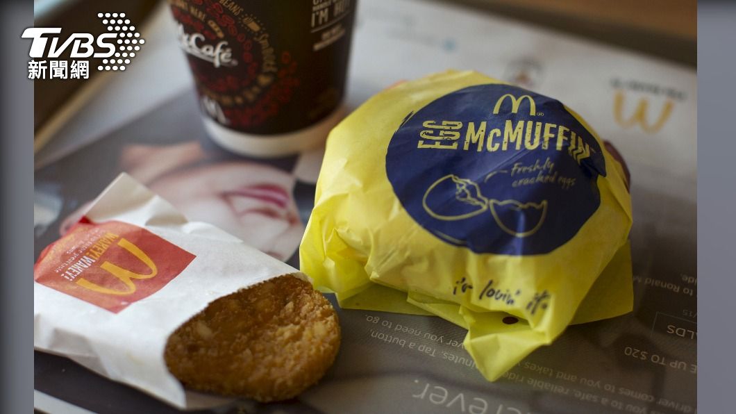 旅客誤攜麥當勞知名早餐系列的滿福堡入境澳洲，遭開罰2000美元。（示意圖/達志影像美聯社）