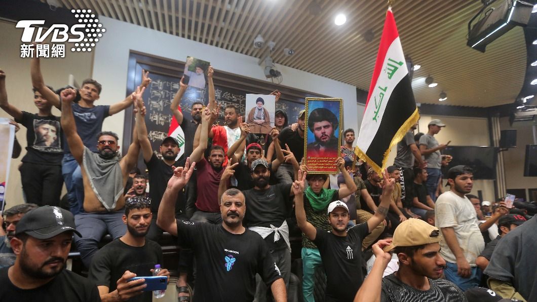 伊拉克什葉派教士呼籲其他派系一同示威占領國會。（圖／達志影像美聯社）